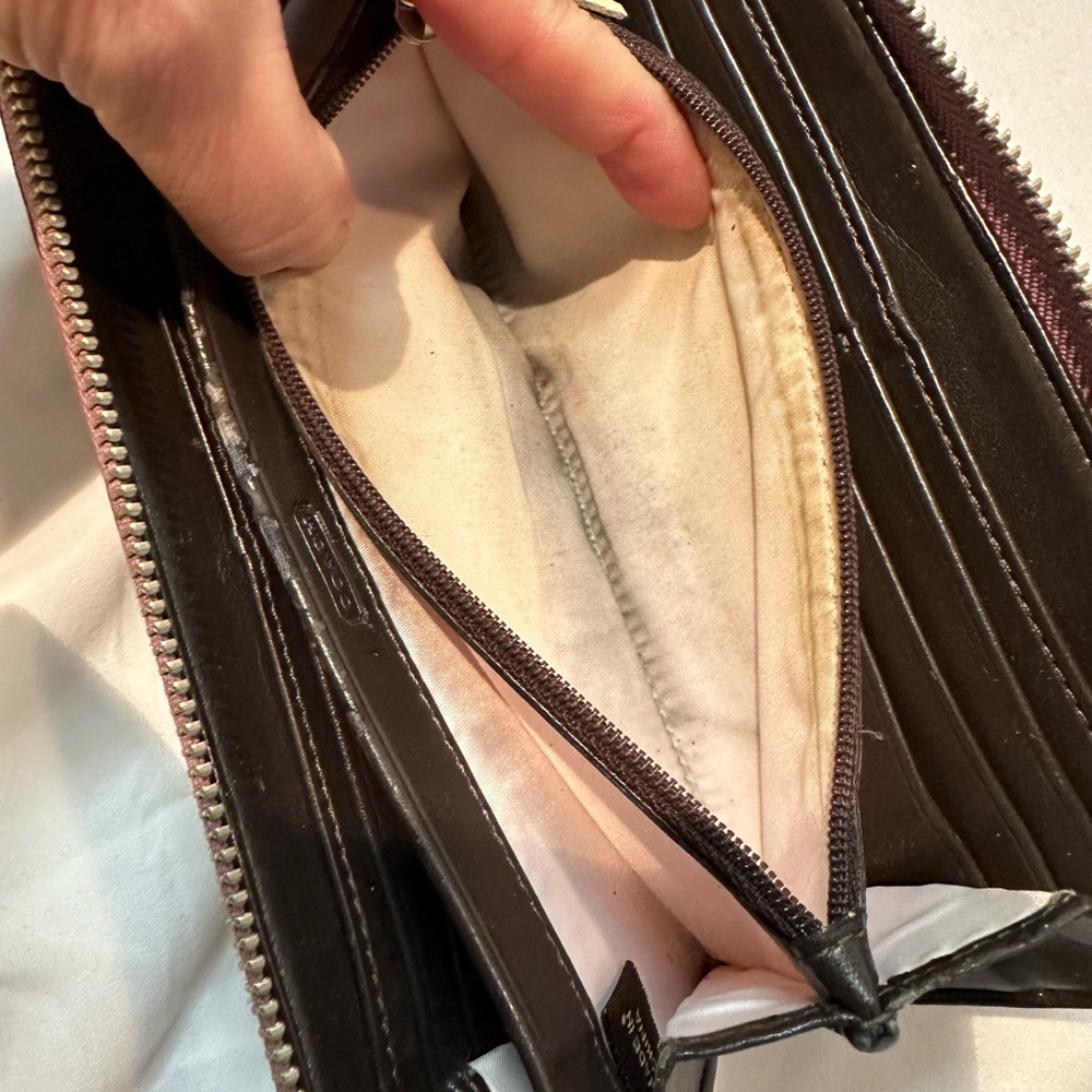 Authentic  Signature Coach Wallet - Picture 9 of 13